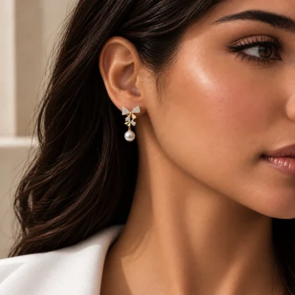 ⁦Noora Charming Bow Earrings - Gold⁩ - الصورة ⁦2⁩